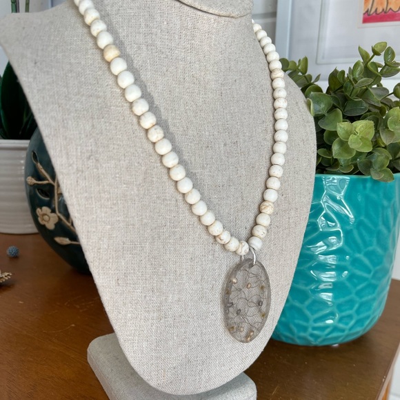 Color by Amber Ivory Beaded necklace with drop pendant, great condition - Picture 4 of 9